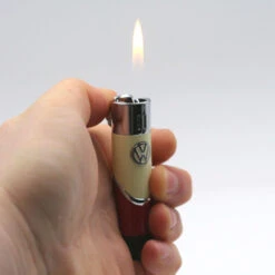 Briquet Cylindre Bicolore Volkswagen Rouge Et Beige -Fournitures Pour Fumeurs briquet cylindre bicolore volkswagen rouge et beige 4